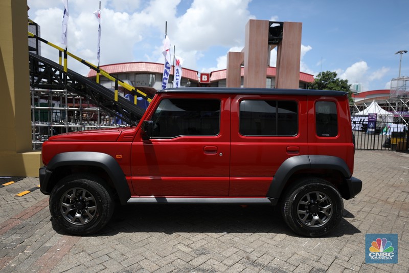 PT Suzuki Indomobil Sales (SIS) resmi meluncurkan produk SUV legendaris yaitu Suzuki Jimny 5-door dalam pameran otomotif Indonesia International Motor Show (IIMS) 2024 yang digelar di JIExpo Kemayoran, Jakarta pada Kamis (15/2/2024). (CNBC Indonesia/Tri Susilo)