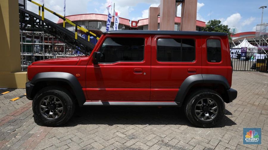 PT Suzuki Indomobil Sales (SIS) resmi meluncurkan produk SUV legendaris yaitu Suzuki Jimny 5-door dalam pameran otomotif Indonesia International Motor Show (IIMS) 2024 yang digelar di JIExpo Kemayoran, Jakarta pada Kamis (15/2/2024). (CNBC Indonesia/Tri Susilo)