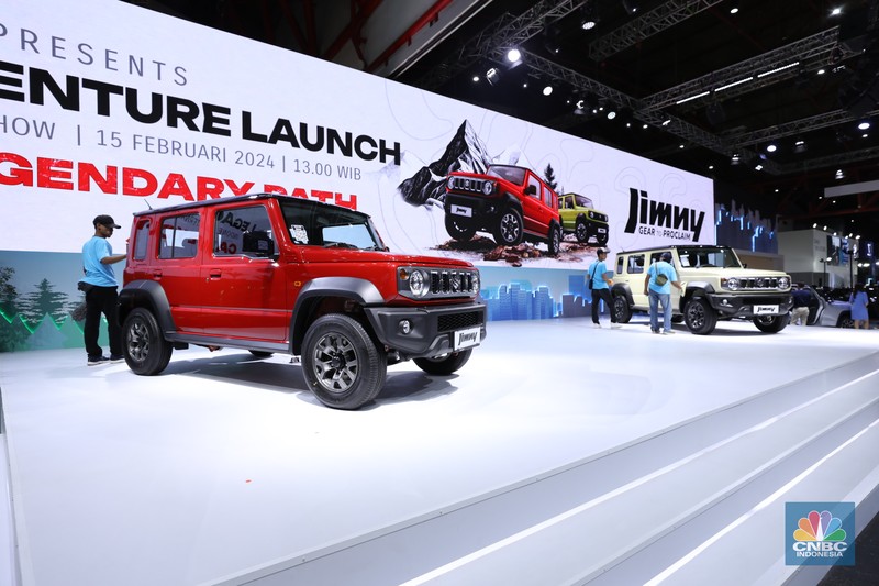 PT Suzuki Indomobil Sales (SIS) resmi meluncurkan produk SUV legendaris yaitu Suzuki Jimny 5-door dalam pameran otomotif Indonesia International Motor Show (IIMS) 2024 yang digelar di JIExpo Kemayoran, Jakarta pada Kamis (15/2/2024). (CNBC Indonesia/Tri Susilo)