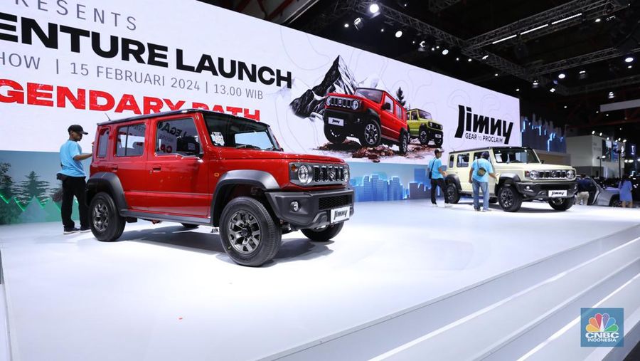 PT Suzuki Indomobil Sales (SIS) resmi meluncurkan produk SUV legendaris yaitu Suzuki Jimny 5-door dalam pameran otomotif Indonesia International Motor Show (IIMS) 2024 yang digelar di JIExpo Kemayoran, Jakarta pada Kamis (15/2/2024). (CNBC Indonesia/Tri Susilo)