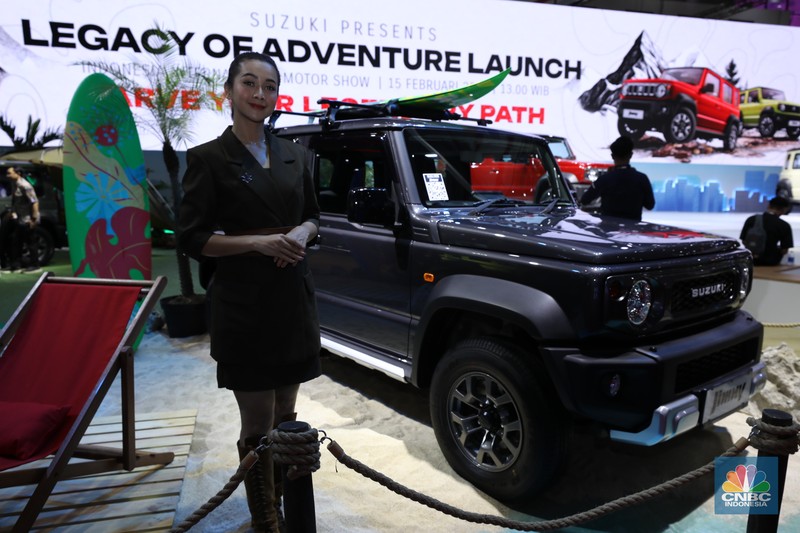 PT Suzuki Indomobil Sales (SIS) resmi meluncurkan produk SUV legendaris yaitu Suzuki Jimny 5-door dalam pameran otomotif Indonesia International Motor Show (IIMS) 2024 yang digelar di JIExpo Kemayoran, Jakarta pada Kamis (15/2/2024). (CNBC Indonesia/Tri Susilo)