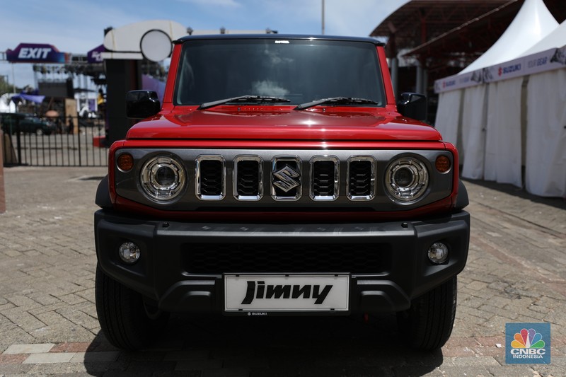 PT Suzuki Indomobil Sales (SIS) resmi meluncurkan produk SUV legendaris yaitu Suzuki Jimny 5-door dalam pameran otomotif Indonesia International Motor Show (IIMS) 2024 yang digelar di JIExpo Kemayoran, Jakarta pada Kamis (15/2/2024). (CNBC Indonesia/Tri Susilo)