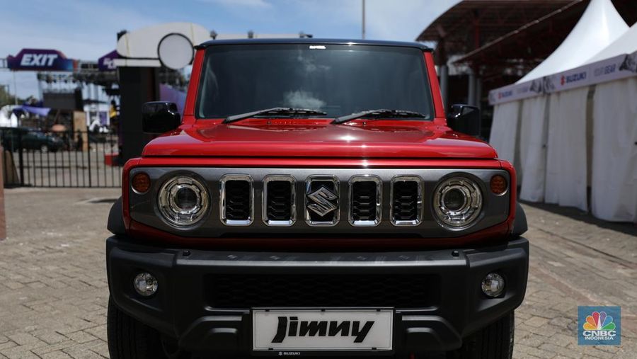 PT Suzuki Indomobil Sales (SIS) resmi meluncurkan produk SUV legendaris yaitu Suzuki Jimny 5-door dalam pameran otomotif Indonesia International Motor Show (IIMS) 2024 yang digelar di JIExpo Kemayoran, Jakarta pada Kamis (15/2/2024). (CNBC Indonesia/Tri Susilo)