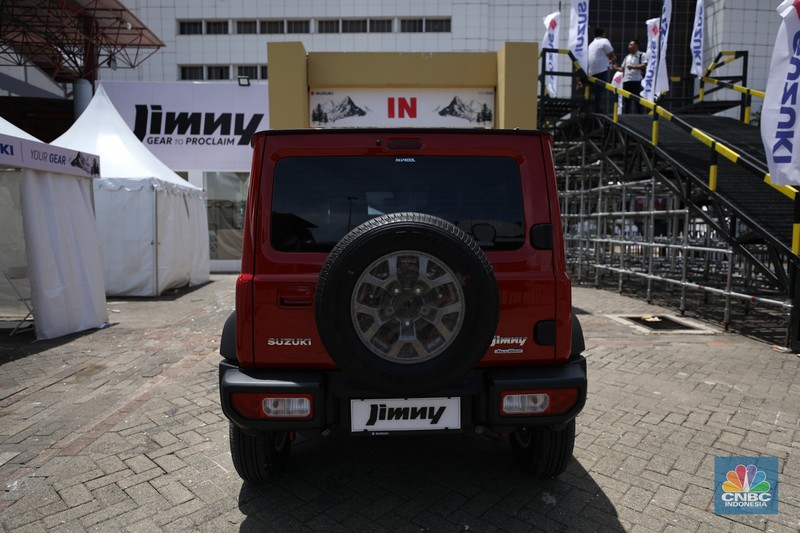 PT Suzuki Indomobil Sales (SIS) resmi meluncurkan produk SUV legendaris yaitu Suzuki Jimny 5-door dalam pameran otomotif Indonesia International Motor Show (IIMS) 2024 yang digelar di JIExpo Kemayoran, Jakarta pada Kamis (15/2/2024). (CNBC Indonesia/Tri Susilo)