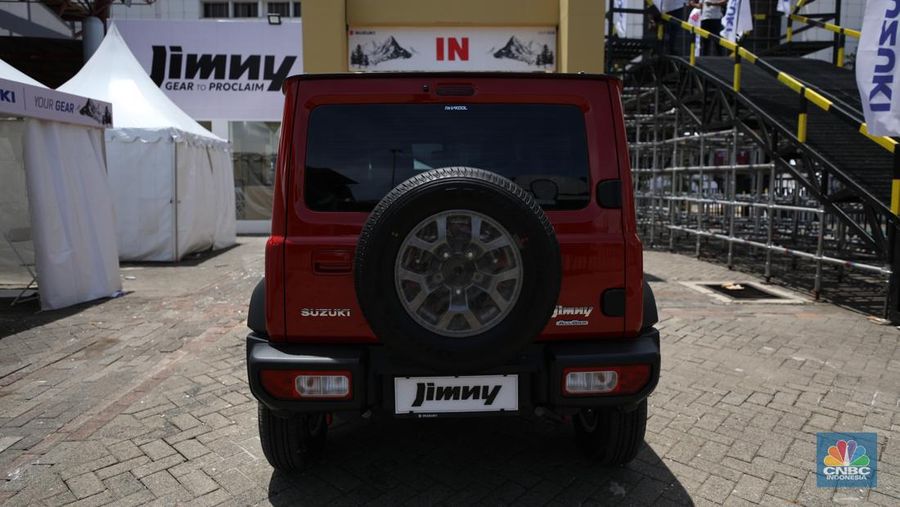 PT Suzuki Indomobil Sales (SIS) resmi meluncurkan produk SUV legendaris yaitu Suzuki Jimny 5-door dalam pameran otomotif Indonesia International Motor Show (IIMS) 2024 yang digelar di JIExpo Kemayoran, Jakarta pada Kamis (15/2/2024). (CNBC Indonesia/Tri Susilo)