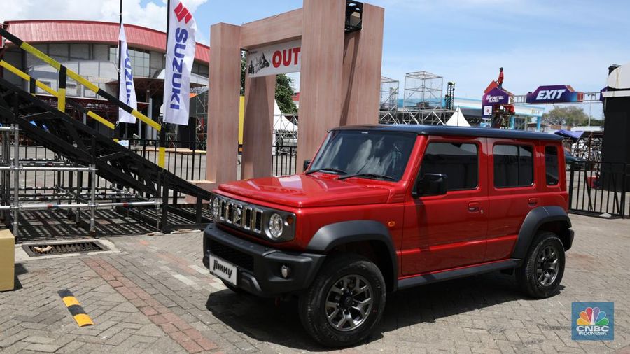 PT Suzuki Indomobil Sales (SIS) resmi meluncurkan produk SUV legendaris yaitu Suzuki Jimny 5-door dalam pameran otomotif Indonesia International Motor Show (IIMS) 2024 yang digelar di JIExpo Kemayoran, Jakarta pada Kamis (15/2/2024). (CNBC Indonesia/Tri Susilo)