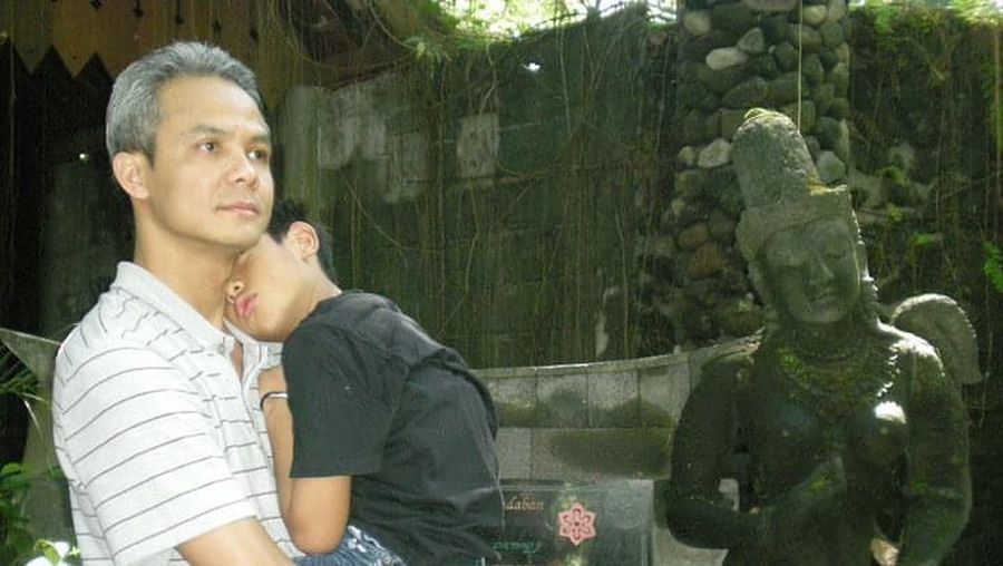 Putra Ganjar Pranowo, Alam Ganjar mengunggah foto lawas saat Ganjar Pranowo menggendong dirinya di akun Instagram pribadinya. (Instagram @alamganjar)