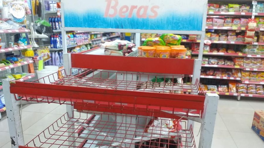 Rak Beras Kosong di Alfamidi Bekasi