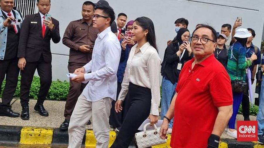 Saat menggunakan hak pilihnya pada Pemilu 2024, menantu Presiden Jokowi, Erina Gudono tampil dengan tas dan anting dari rumah mode Dior yang harganya fantastis. (Dok. CNN Indonesia/ Ryan H Suhendra)