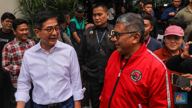 Calon Presiden Ganjar Pranowo memberikan keterangan di Posko Tim  Pemenangan Nasional (TPN) Ganjar-Mahfud, Kebon Sirih, Jakarta (15/2/2024). (CNBC Indonesia/Faisal Rahman)
