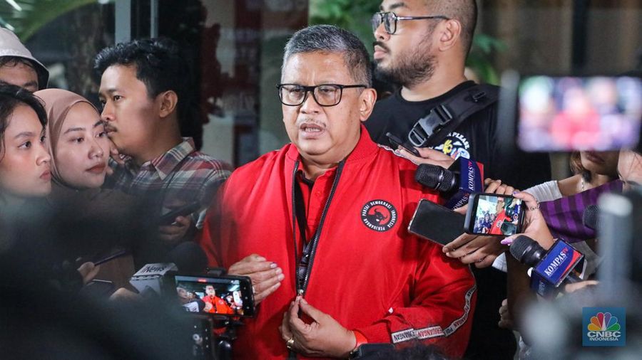 Sekretaris Jenderal PDI Perjuangan (PDIP) Hasto Kristiyanto memberikan keterangan di Posko Tim  Pemenangan Nasional (TPN) Ganjar-Mahfud, Kebon Sirih, Jakarta (15/2/2024). (CNBC Indonesia/Faisal Rahman)