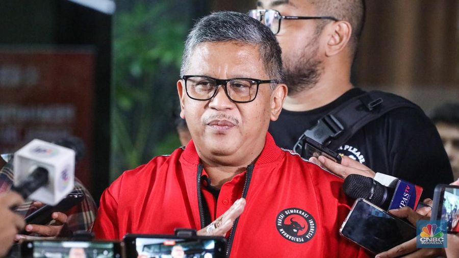 Sekretaris Jenderal PDI Perjuangan (PDIP) Hasto Kristiyanto memberikan keterangan di Posko Tim  Pemenangan Nasional (TPN) Ganjar-Mahfud, Kebon Sirih, Jakarta (15/2/2024). (CNBC Indonesia/Faisal Rahman)