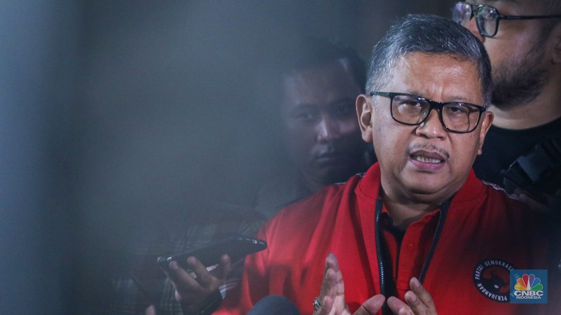 Calon Presiden Ganjar Pranowo memberikan keterangan di Posko Tim Pemenangan Nasional (TPN) Ganjar-Mahfud, Kebon Sirih, Jakarta (15/2/2024). Calon Presiden Ganjar Pranowo memberikan keterangan di Posko Tim Pemenangan Nasional (TPN) Ganjar-Mahfud, Kebon Sirih, Jakarta (15/2/2024). (CNBC Indonesia/Faisal Rahman)