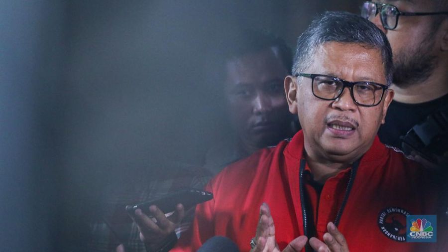 Sekretaris Jenderal PDI Perjuangan (PDIP) Hasto Kristiyanto memberikan keterangan di Posko Tim  Pemenangan Nasional (TPN) Ganjar-Mahfud, Kebon Sirih, Jakarta (15/2/2024). (CNBC Indonesia/Faisal Rahman)
