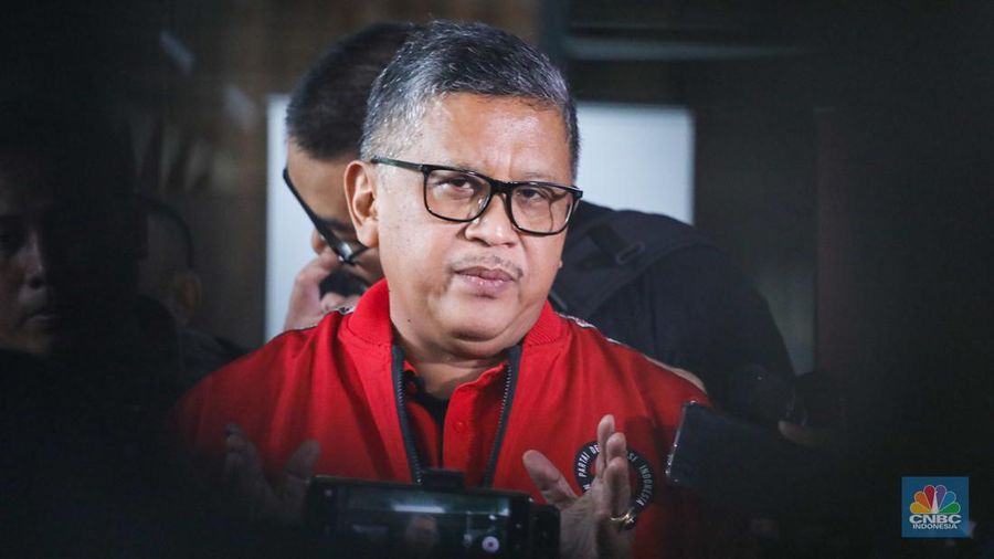 Sekretaris Jenderal PDI Perjuangan (PDIP) Hasto Kristiyanto memberikan keterangan di Posko Tim  Pemenangan Nasional (TPN) Ganjar-Mahfud, Kebon Sirih, Jakarta (15/2/2024). (CNBC Indonesia/Faisal Rahman)