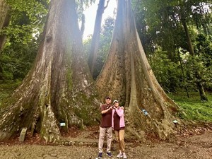 Gaya Sri Mulyani Valentine Bareng Suami, Mesra Pose di Depan Pohon Jodoh