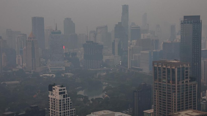 A view of the city amid air pollution during sunrise in Bangkok, Thailand, February 15, 2024. REUTERS/Athit Perawongmetha