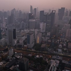 APBN 'Teriak', Tetangga RI Berkukuh Tahan Harga Solar & Tarif Listrik