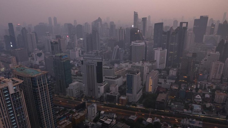 A view of the city amid air pollution during sunrise in Bangkok, Thailand, February 15, 2024. REUTERS/Athit Perawongmetha