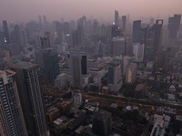 APBN 'Teriak', Tetangga RI Berkukuh Tahan Harga Solar & Tarif Listrik