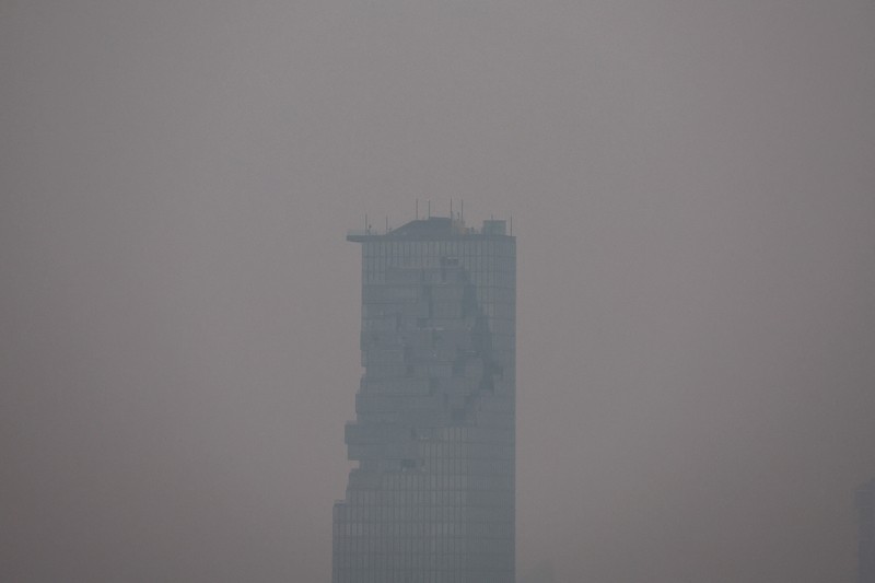 THAILAND-POLLUTION/ A view of the city amid air pollution during sunrise in Bangkok, Thailand, February 15, 2024. REUTERS/Athit Perawongmetha