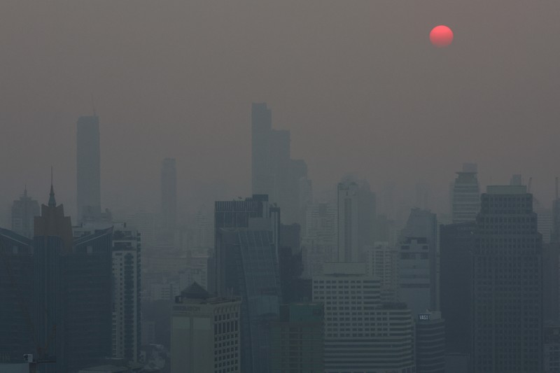 THAILAND-POLLUTION/ A view of the city amid air pollution during sunrise in Bangkok, Thailand, February 15, 2024. REUTERS/Athit Perawongmetha