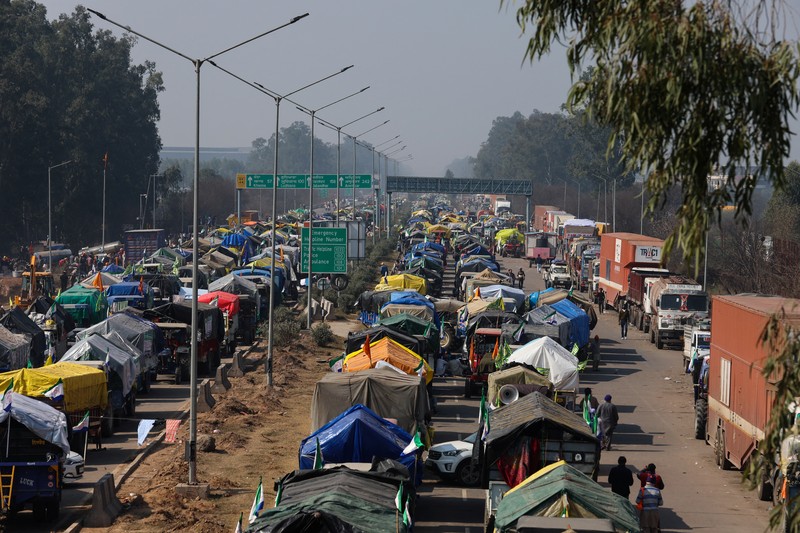 Para petani, yang berbaris menuju New Delhi untuk menuntut harga tanaman yang lebih baik yang dijanjikan kepada mereka pada tahun 2021, melemparkan gas air mata kembali ke arah polisi, di Shambhu, perbatasan antara negara bagian Punjab dan Haryana, India, 14 Februari 2024. Para petani, yang berbaris menuju New Delhi untuk menuntut harga tanaman yang lebih baik yang dijanjikan kepada mereka pada tahun 2021, melemparkan gas air mata kembali ke arah polisi, di Shambhu, perbatasan antara negara bagian Punjab dan Haryana, India, 14 Februari 2024. (REUTERS/Anushree Fadnavis)