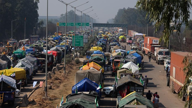 Para petani, yang berbaris menuju New Delhi untuk menuntut harga tanaman yang lebih baik yang dijanjikan kepada mereka pada tahun 2021, melemparkan gas air mata kembali ke arah polisi, di Shambhu, perbatasan antara negara bagian Punjab dan Haryana, India, 14 Februari 2024. (REUTERS/Anushree Fadnavis)