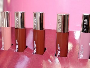 Wardah Meluncurkan Liquid Lipstick dengan Tampilan Seperti Kaca