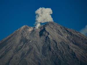 Gunung Semeru Siaga, Ini Imbauan Kemenparekraf ke Wisatawan