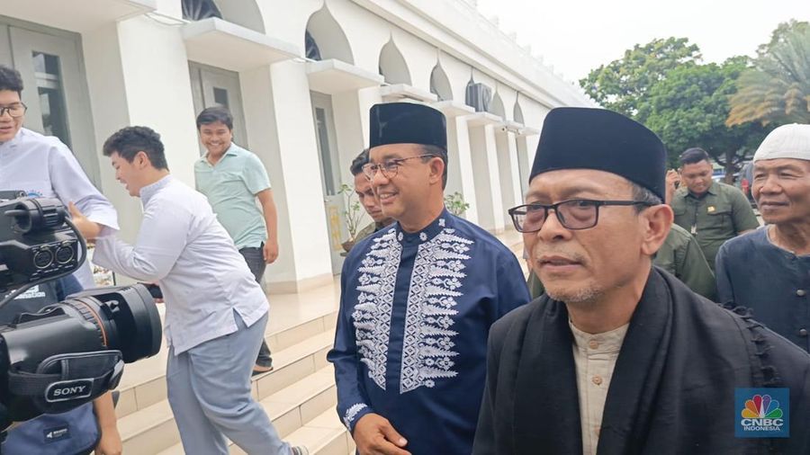 Anies melaksanakan shalat Jumat di Masjid Al-Azhar, Jakarta, Jumat (16/2/2024). (CNBC Indonesia/Rosseno Aji Nugroho)