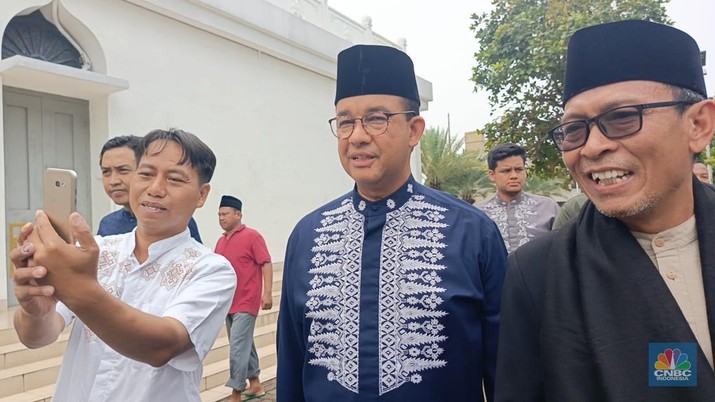 Anies melaksanakan shalat Jumat di Masjid Al-Azhar, Jakarta, Jumat (16/2/2024). (CNBC Indonesia/Rosseno Aji Nugroho)