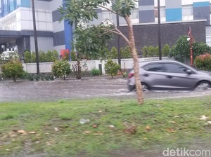 Hujan Deras, Jalan Protokol di Solo Baru Tergenang-Motor Mogok