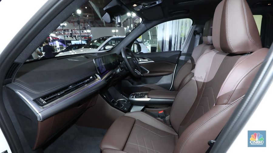 BMW memamerkan iX eDrive50 Sport dan iX1 eDrive20 M Sport di IIMS 2024, Kamis, (16/2/2024). (CNBC Indonesia/Tri Susilo)