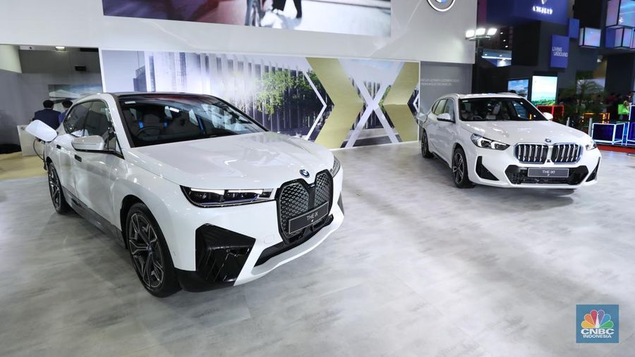 BMW memamerkan iX eDrive50 Sport dan iX1 eDrive20 M Sport di IIMS 2024, Kamis, (16/2/2024). (CNBC Indonesia/Tri Susilo)