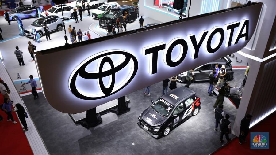 Booth Toyota di ajang IIMS 2024, Kamis (15/2/2024). (CNBC Indonesia/Tri Susilo)