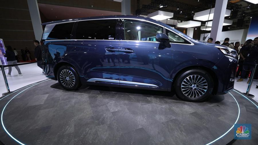 BYD Denza D9 EV diperkenalkan di IIMS 2024, Jakarta, (15/2/2024). (CNBC Indonesia/Tri Susilo)