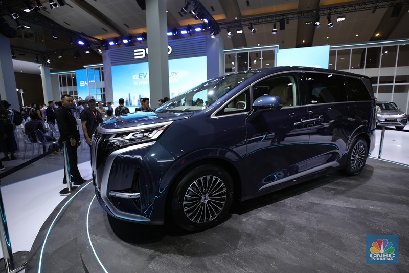 Pameran Indonesia International Motor Show (IIMS) 2024 digelar di JIExpo Kemayoran, Jakarta Pusat, pada 15-25 Februari. (CNBC Indonesia/Tri Susilo)