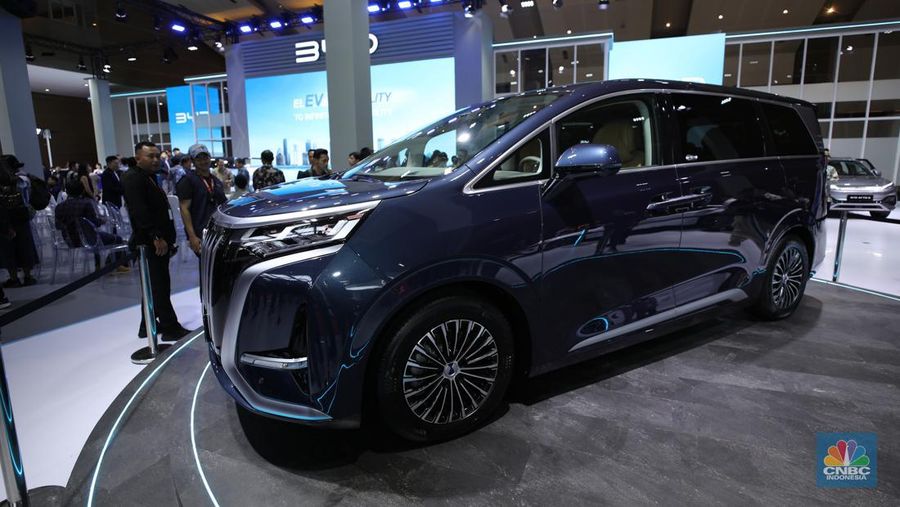 BYD Denza D9 EV diperkenalkan di IIMS 2024, Jakarta, (15/2/2024). (CNBC Indonesia/Tri Susilo)