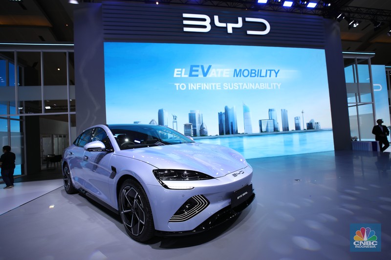 Pameran Indonesia International Motor Show (IIMS) 2024 digelar di JIExpo Kemayoran, Jakarta Pusat, pada 15-25 Februari. (CNBC Indonesia/Tri Susilo) Pameran Indonesia International Motor Show (IIMS) 2024 digelar di JIExpo Kemayoran, Jakarta Pusat, pada 15-25 Februari. (CNBC Indonesia/Tri Susilo)