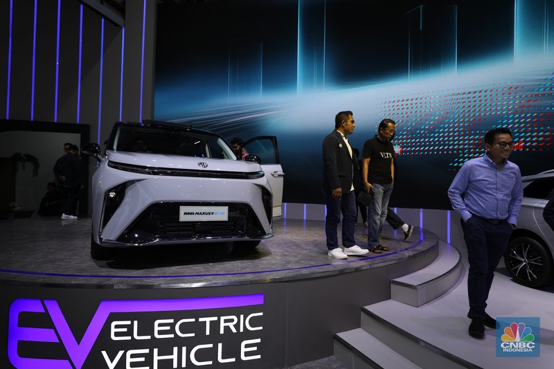 Pameran Indonesia International Motor Show (IIMS) 2024 digelar di JIExpo Kemayoran, Jakarta Pusat, pada 15-25 Februari. (CNBC Indonesia/Tri Susilo)
