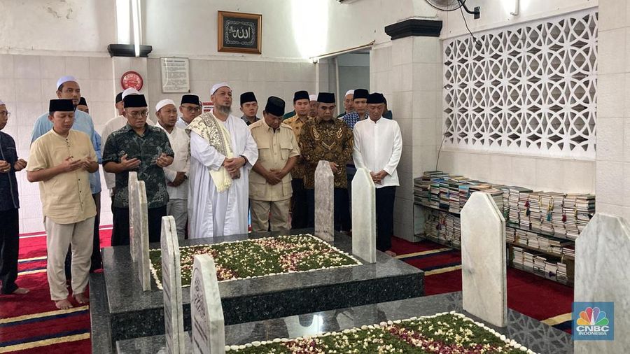 Calon Presiden (Capres) Prabowo Subianto mengunjungi Makam Habib Ali bin Abdurrahman Al-Habsyi di Masjid Al Riyadh di Jalan Kembang VI, Nomor 4A RT 01 RW 02, Kwitang, Jakarta Pusat (Jakpus) pada Jumat, (16/2/2024). (CNBC Indonesia/Mentari Puspadini)