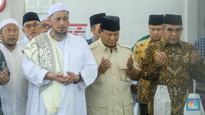 Calon presiden nomor urut 02, Prabowo Subianto saat mengunjungi makam Habib Ali bin Abdurrahman Al-Habsyi di Masjid Al Riyadh, Kwitang, Jakarta, Jumat (16/2/2024). (CNBC Indonesia/Faisal Rahman)