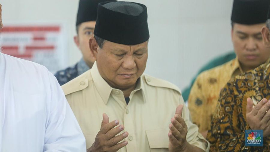 Calon presiden nomor urut 02, Prabowo Subianto saat mengunjungi makam Habib Ali bin Abdurrahman Al-Habsyi di Masjid Al Riyadh, Kwitang, Jakarta, Jumat (16/2/2024). (CNBC Indonesia/Faisal Rahman)