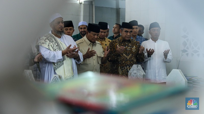 Calon presiden nomor urut 02, Prabowo Subianto saat mengunjungi makam Habib Ali bin Abdurrahman Al-Habsyi di Masjid Al Riyadh, Kwitang, Jakarta, Jumat (16/2/2024). Calon presiden nomor urut 02, Prabowo Subianto saat mengunjungi makam Habib Ali bin Abdurrahman Al-Habsyi di Masjid Al Riyadh, Kwitang, Jakarta, Jumat (16/2/2024). (CNBC Indonesia/Faisal Rahman)