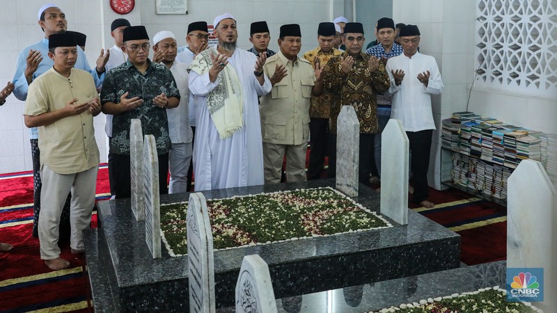 Calon presiden nomor urut 02, Prabowo Subianto saat mengunjungi makam Habib Ali bin Abdurrahman Al-Habsyi di Masjid Al Riyadh, Kwitang, Jakarta, Jumat (16/2/2024). Calon presiden nomor urut 02, Prabowo Subianto saat mengunjungi makam Habib Ali bin Abdurrahman Al-Habsyi di Masjid Al Riyadh, Kwitang, Jakarta, Jumat (16/2/2024). (CNBC Indonesia/Faisal Rahman)