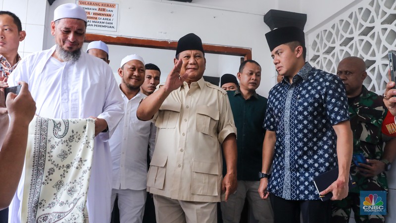 Calon presiden nomor urut 02, Prabowo Subianto saat mengunjungi makam Habib Ali bin Abdurrahman Al-Habsyi di Masjid Al Riyadh, Kwitang, Jakarta, Jumat (16/2/2024). (CNBC Indonesia/Faisal Rahman)