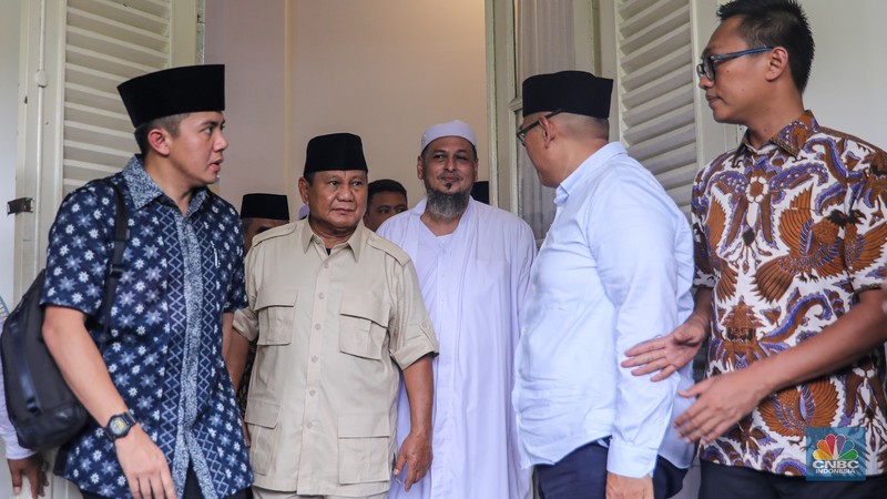 Calon presiden nomor urut 02, Prabowo Subianto saat mengunjungi makam Habib Ali bin Abdurrahman Al-Habsyi di Masjid Al Riyadh, Kwitang, Jakarta, Jumat (16/2/2024). (CNBC Indonesia/Faisal Rahman)