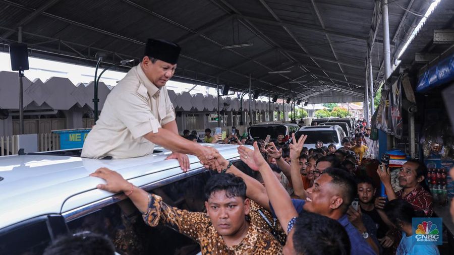 Calon presiden nomor urut 02, Prabowo Subianto saat mengunjungi makam Habib Ali bin Abdurrahman Al-Habsyi di Masjid Al Riyadh, Kwitang, Jakarta, Jumat (16/2/2024). (CNBC Indonesia/Faisal Rahman)