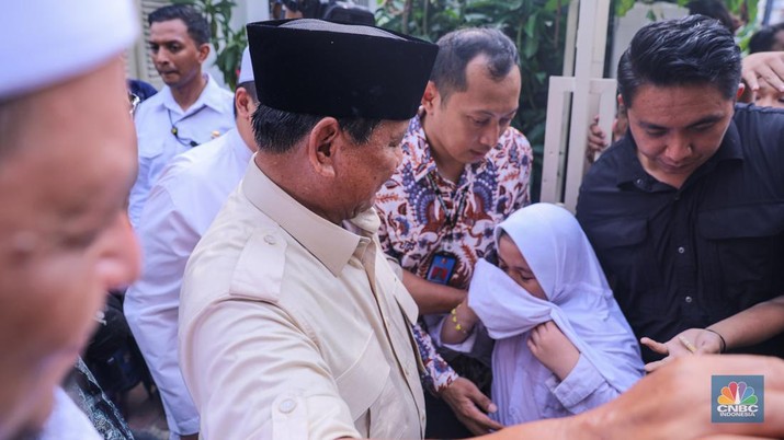 Calon presiden nomor urut 02, Prabowo Subianto saat mengunjungi makam Habib Ali bin Abdurrahman Al-Habsyi di Masjid Al Riyadh, Kwitang, Jakarta, Jumat (16/2/2024). (CNBC Indonesia/Faisal Rahman)